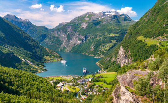 ガイランゲルフィヨルドの夏の絶景　ノルウェーの風景