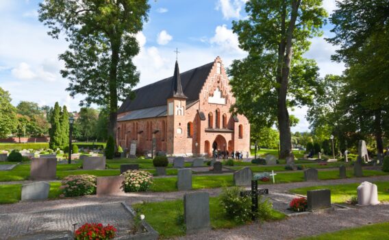 ウプサラ近くの小さな町の教会　スウェーデンの風景