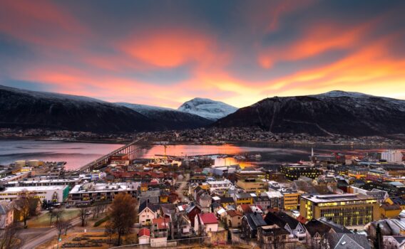 ピンク色に染まる空とトロムソの町並み　ノルウェーの風景