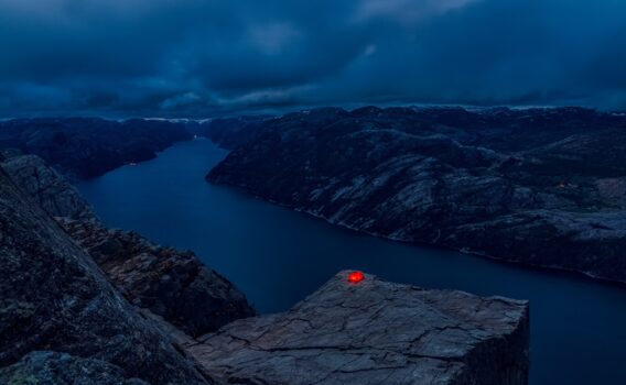 夜のプレーケストーレンとリーセフィヨルド　ノルウェーの風景