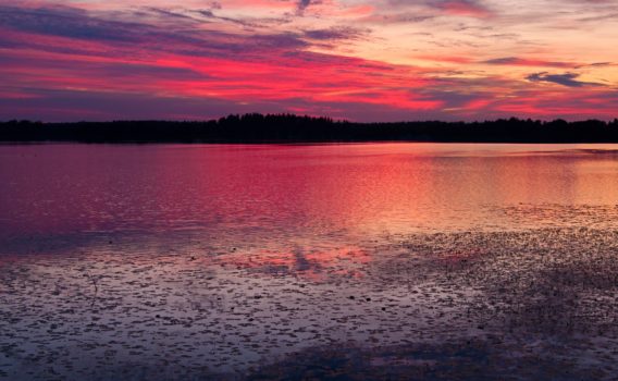 夕暮れの湖　フィンランドの風景