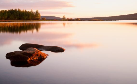 夕暮れの湖　フィンランドの風景