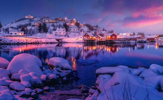 ロフォーテン諸島の冬の夕暮れの風景　ノルウェーの冬の絶景