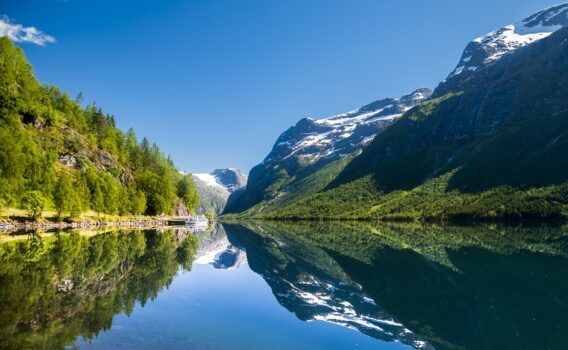 ブリクスダール氷河　ヨステダール国立公園　ノルウェーの風景