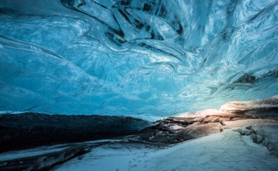 ヴァトナヨークトル氷河の氷の洞窟　アイスランドの風景