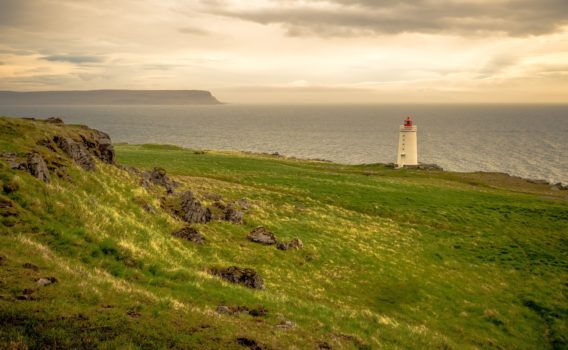アークラネースの灯台と海　アイスランドの風景