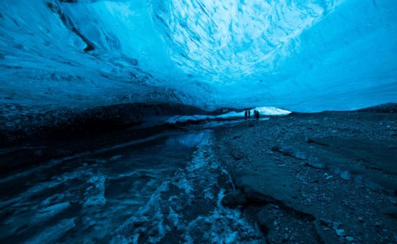 氷の洞窟　ヴァトナヨークトル氷河　アイスランドの風景