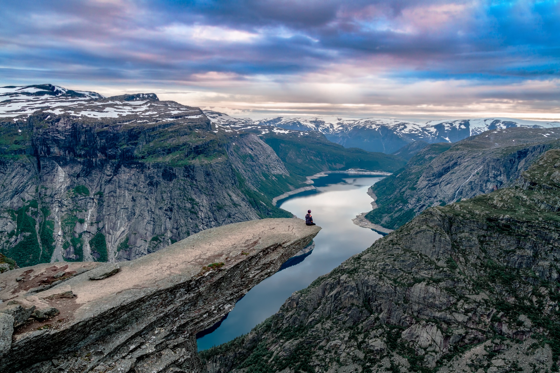 夕暮れのフィヨルドとトロルトゥンガ　ノルウェーの風景