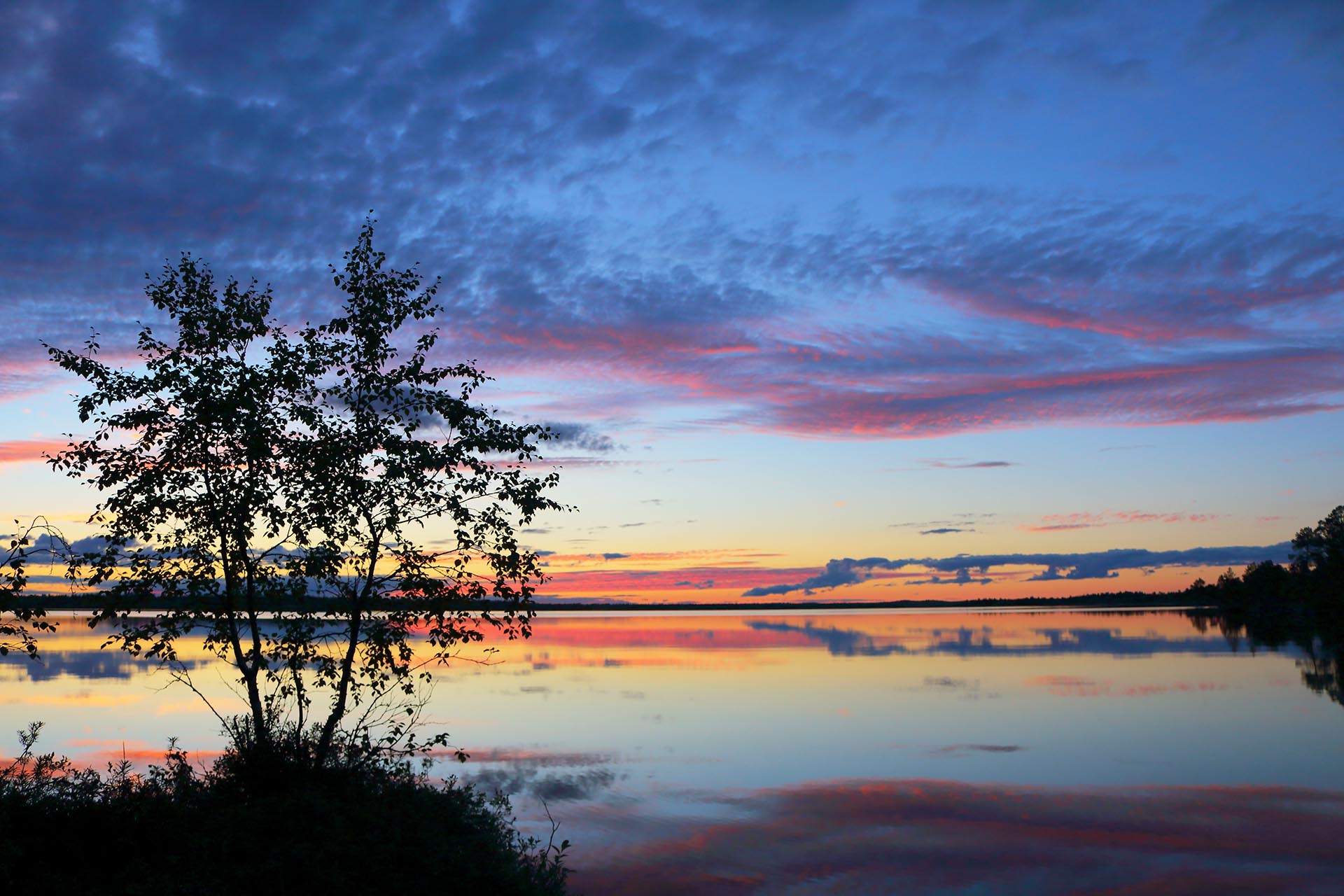 白夜の風景　イナリ湖　フィンランドの夏の風景