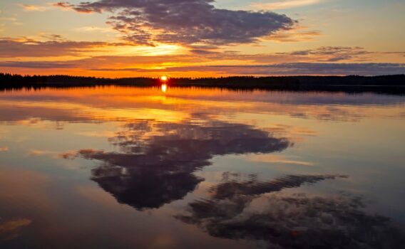 湖と朝焼けの空　夏の朝の風景　フィンランドの夏の風景