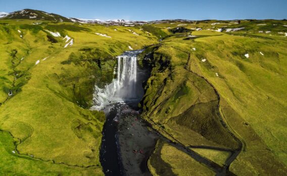 夏のスコゥガフォス　アイスランドの風景
