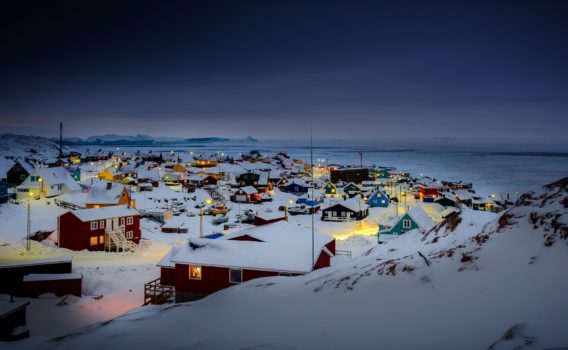 夜のイルリサット　グリーンランドの風景