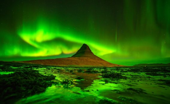 キルキュフェットル山とオーロラの風景　アイスランドの風景
