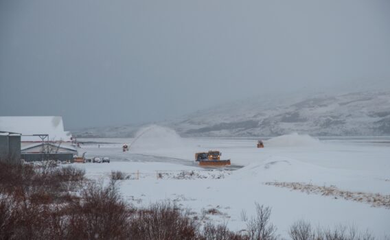 アークレイリ空港の除雪の風景　アイスランドの冬の風景