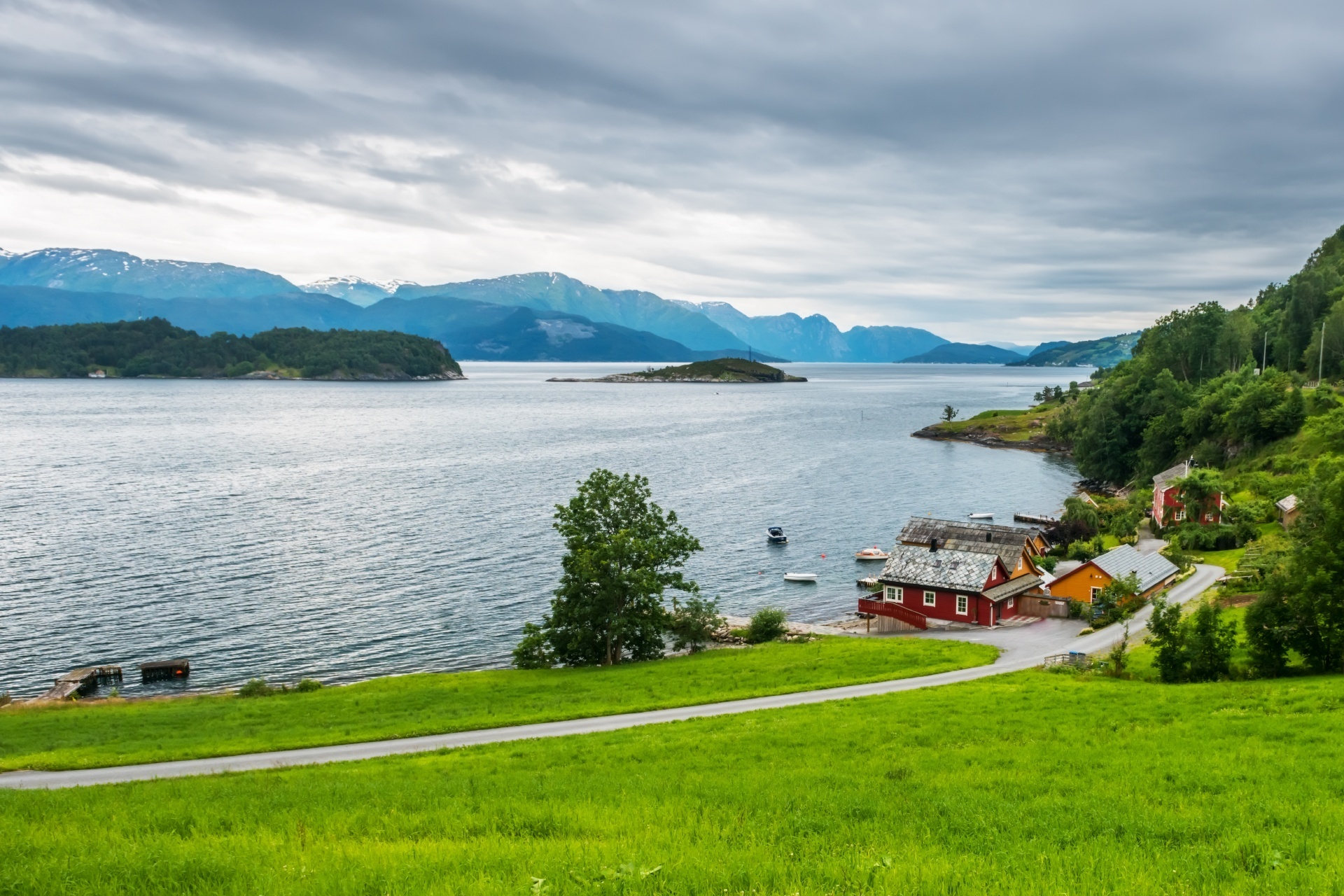 夏のハダンゲルフィヨルド　ノルウェーの風景