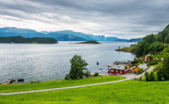 ハルダンゲルフィヨルドの風景　ノルウェーの夏の風景