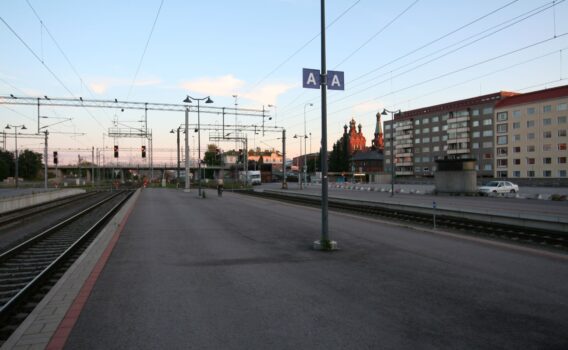 夏の夜の鉄道駅の風景　フィンランドの風景