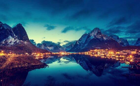 ロフォーテン諸島レーヌ村の夕暮れの風景　ノルウェーの絶景