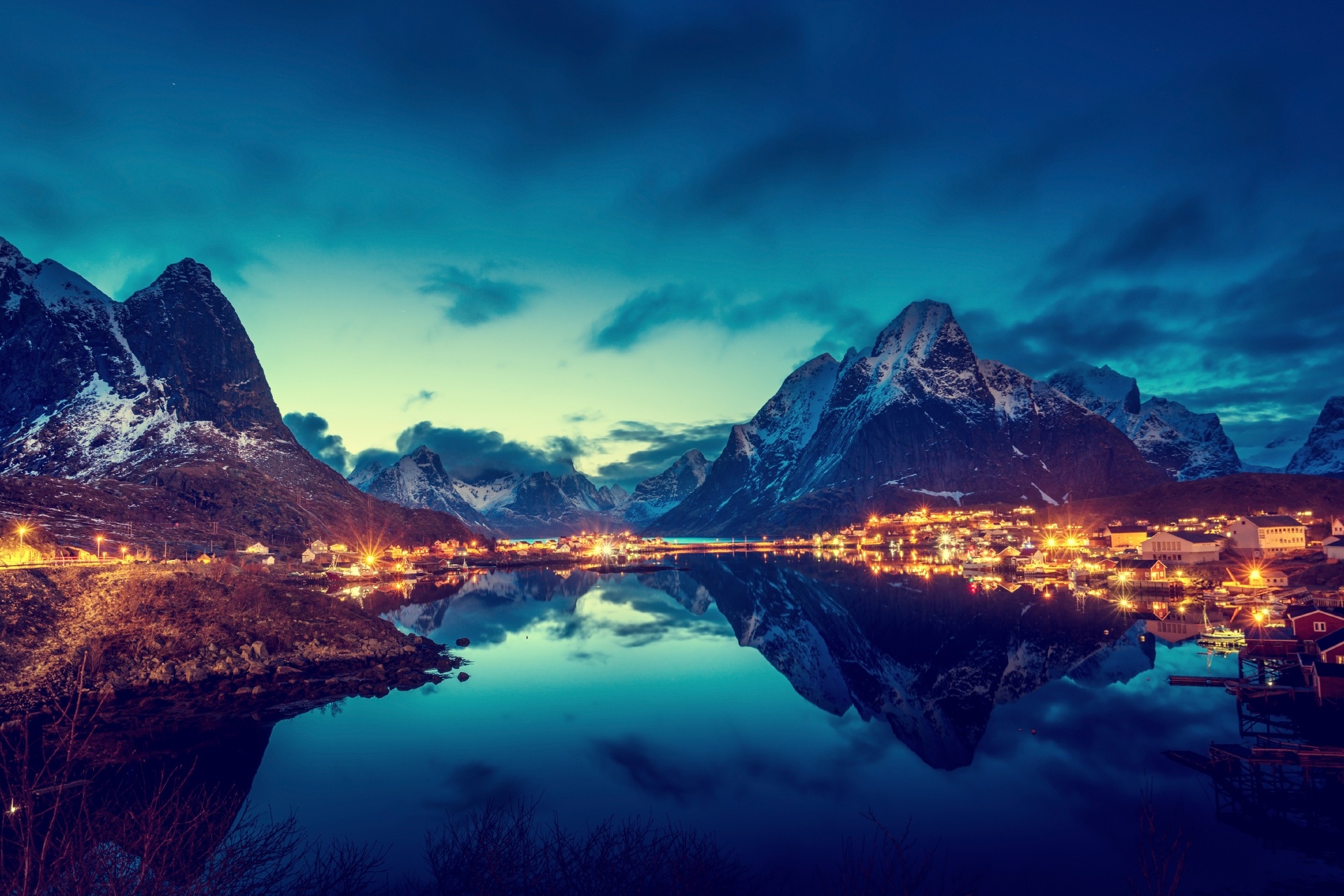 ロフォーテン諸島レーヌ村の夕暮れの風景　ノルウェーの風景