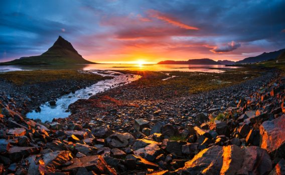 夕暮れのキルキュフェットル　アイスランドの風景