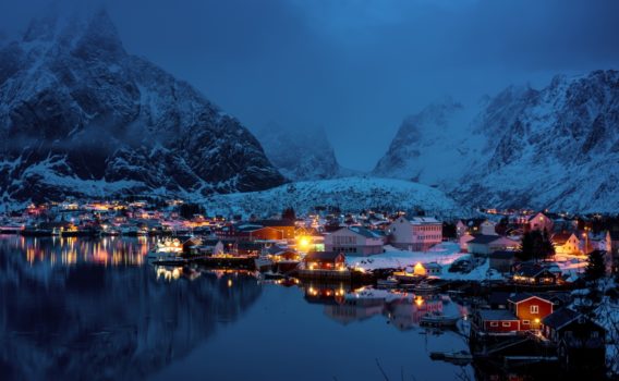 日暮れのレーヌ　ロフォーテン諸島の風景　ノルウェーの風景