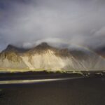 ヴェストラホルン山と虹　アイスランドの風景