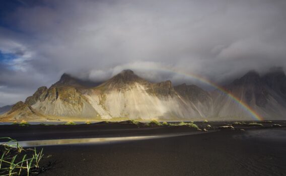 ヴェストラホルン山と虹　アイスランドの風景