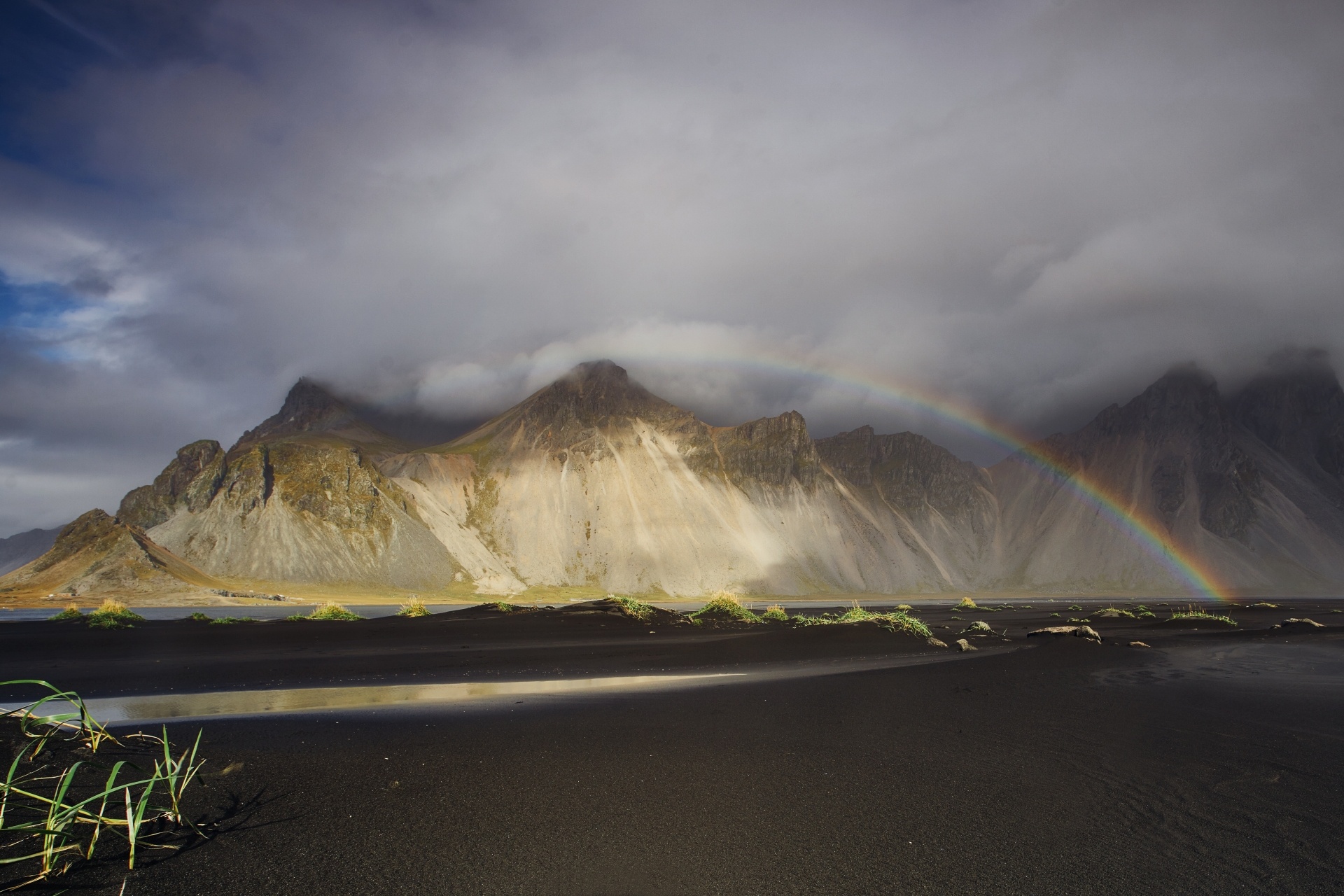 ヴェストラホルン山と虹　アイスランドの風景