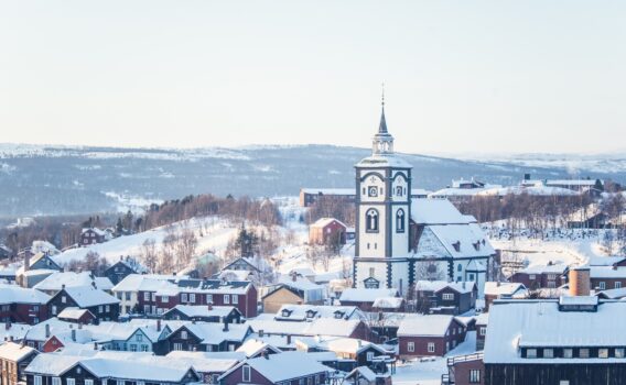 ローロスの教会と町並み　ノルウェーの冬の風景