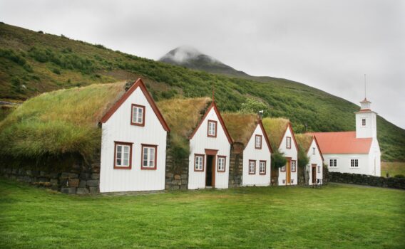 芝生の家　アイスランドの風景