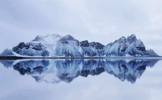 ヴェストラホルン山　アイスランドの冬の風景