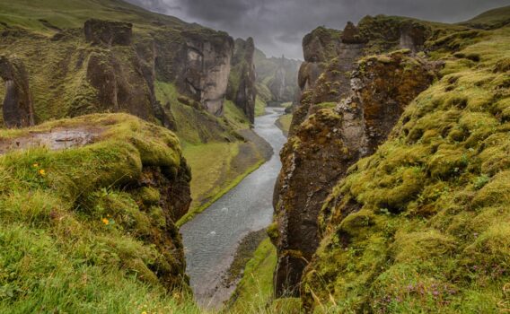 フャズラオルグリューブル峡谷　アイスランドの風景