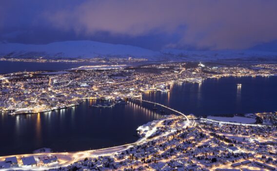 冬の夜のトロムソ　ノルウェーの風景