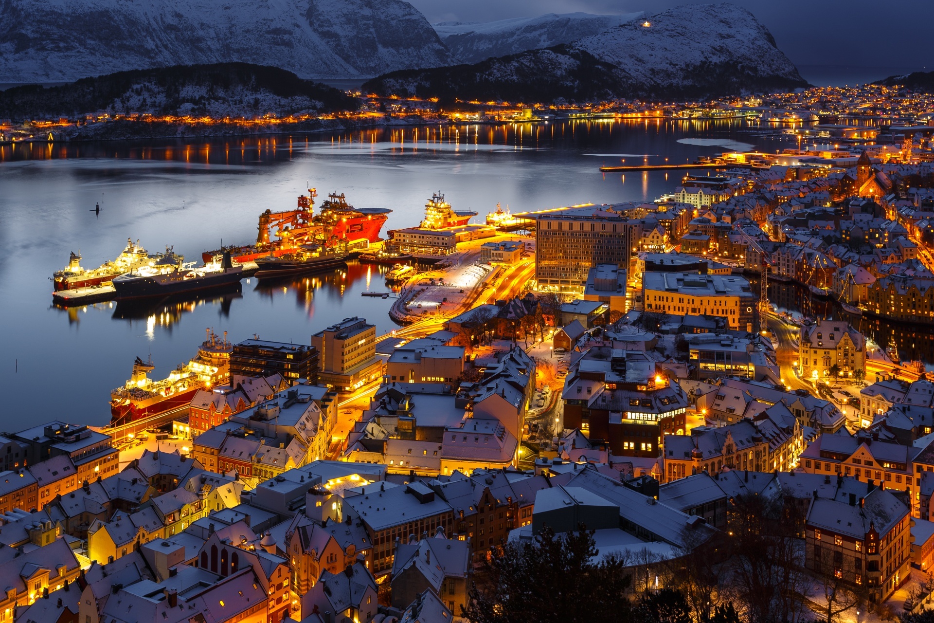 冬の夕暮れ時のオーレスンの町並み　ノルウェーの冬の風景