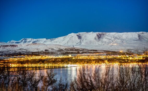アークレイリの冬の夜　アイスランドの風景