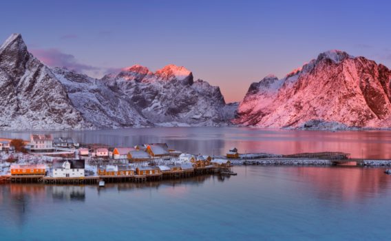 ロフォーテン諸島レーヌの美しい冬の夕暮れの風景　ノルウェーの冬の風景