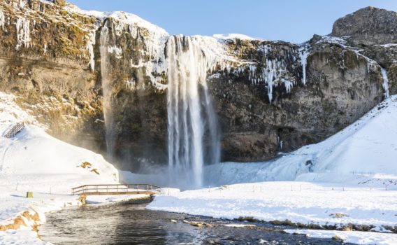 冬のセリャラントスフォス　アイスランドの冬の風景