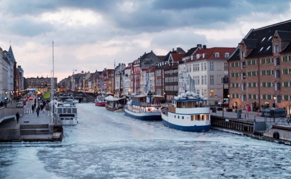 冬のコペンハーゲン　夕暮れのニューハウンの風景　デンマークの冬の風景