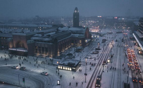 冬の夜のヘルシンキの街並み　フィンランドの風景