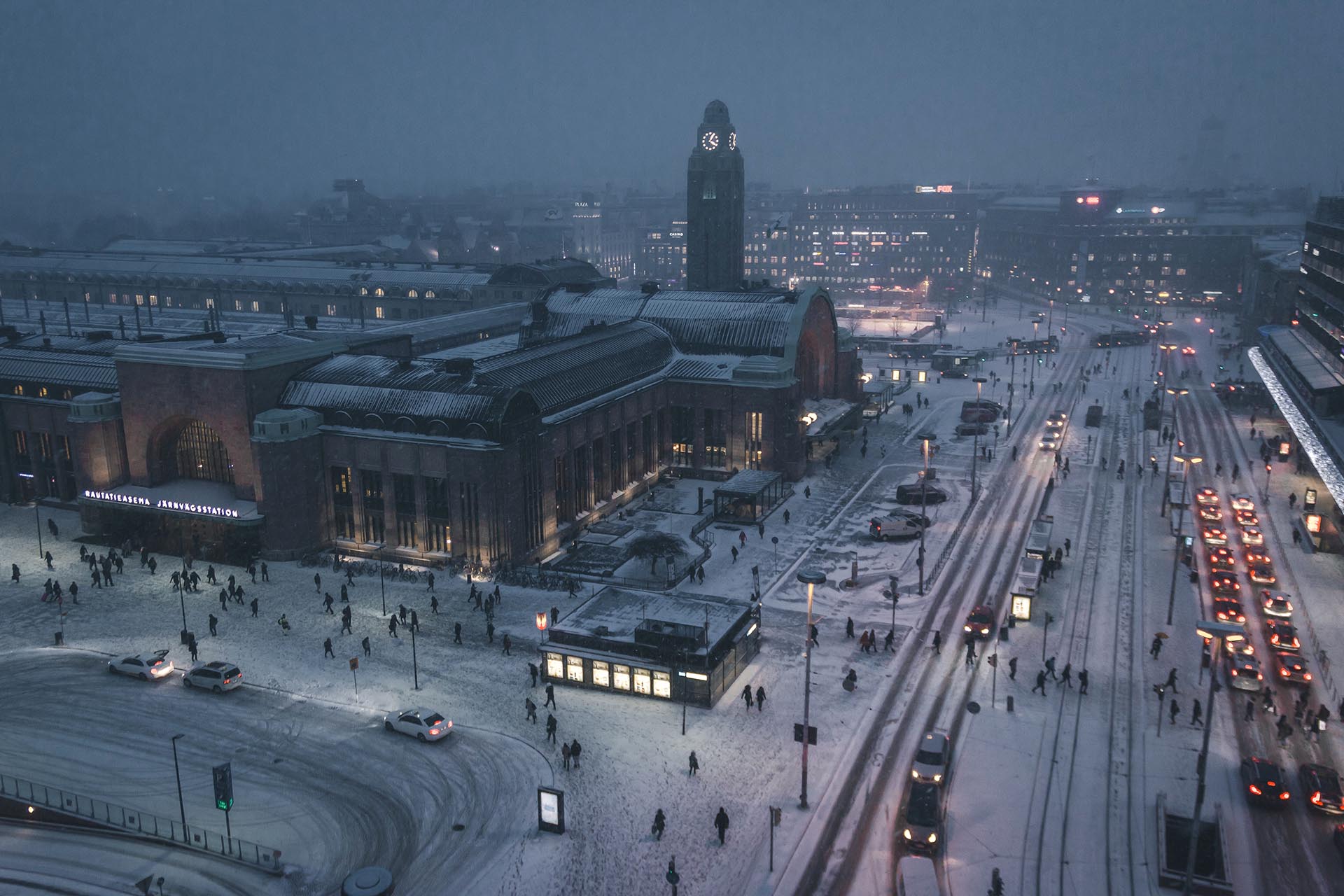 冬の夜のヘルシンキの街並み　フィンランドの風景