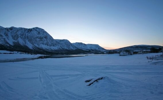 冬の夕暮れのハーシュタ　ノルウェーの風景