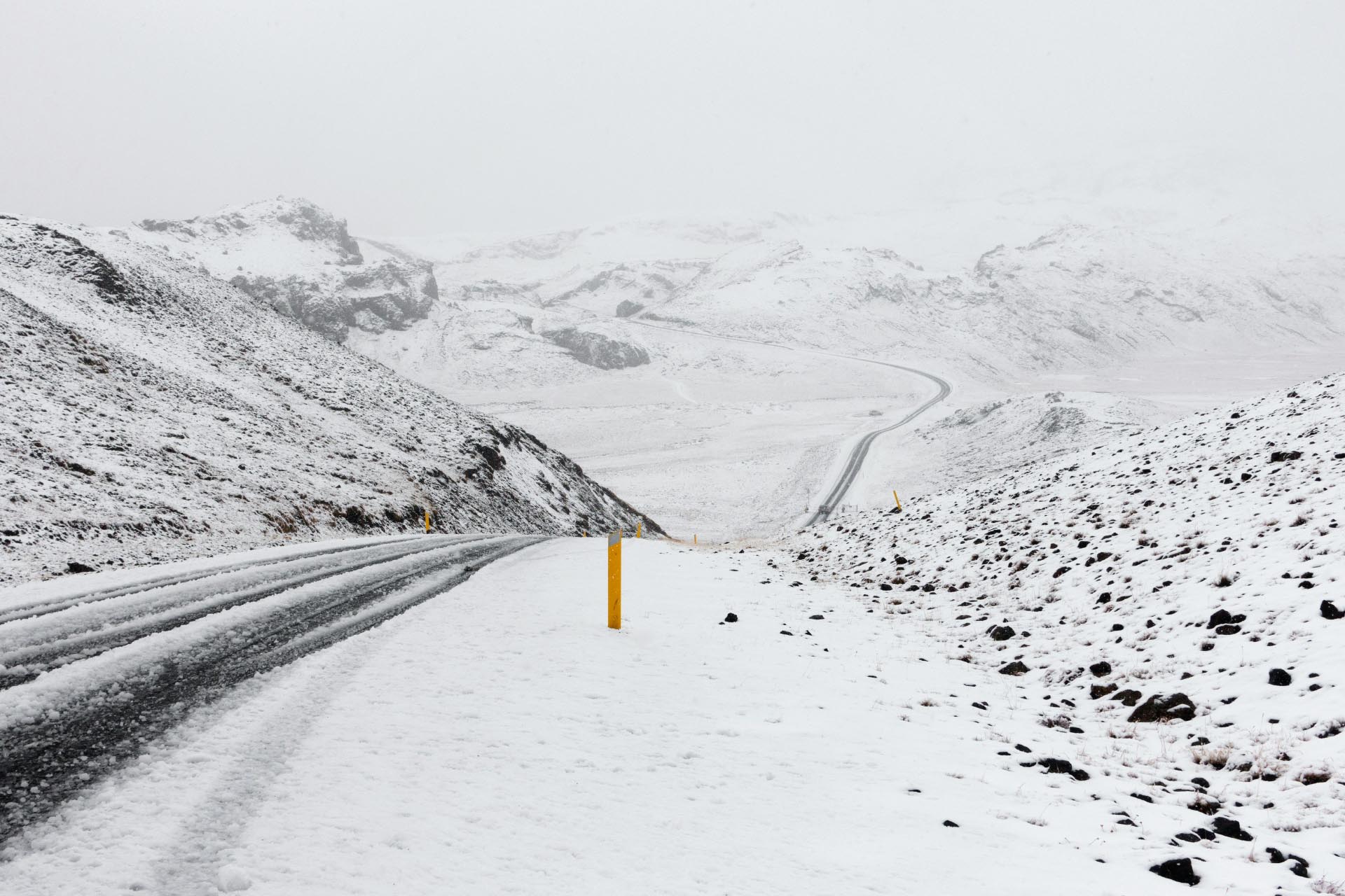 冬のアイスランドの道路