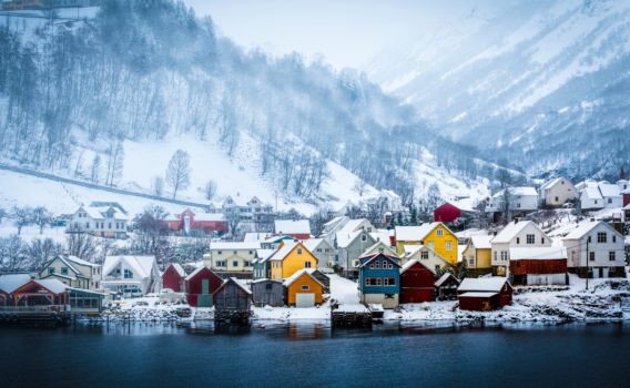 冬のフィヨルドの風景　ノルウェーの冬の風景