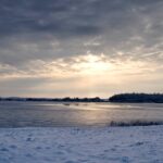 冬の湖に沈む夕日　フィンランドの冬の風景