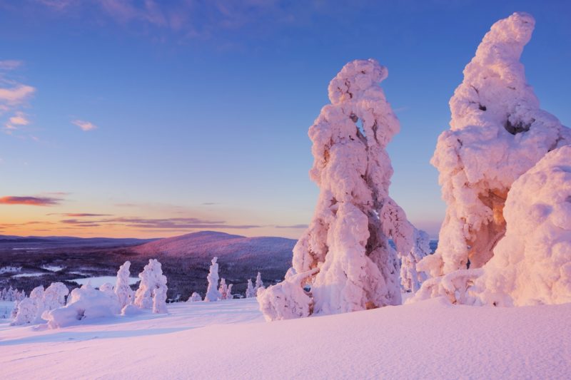 冬の夕暮れのラップランドの風景　フィンランドの冬の風景