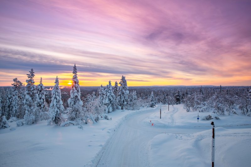 冬の夕暮れのラップランドの風景　フィンランドの冬の風景